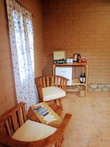 圣卡洛斯Amancay Aspha的客房设有2把椅子、一张桌子和一张书桌。