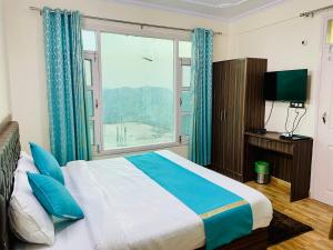 西姆拉Royal Green Valley View Mashobra的一间卧室设有一张床和一个大窗户