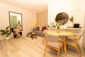 墨尔本Chic Studio Apartment in Melbournes CBD的客厅配有桌子和沙发