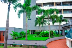 达累斯萨拉姆KingJada Hotels And Apartments Ltd的一座棕榈树建筑