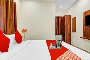 海得拉巴OYO Hotel Night Eye的配有红色枕头的床的酒店客房