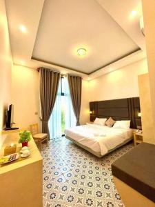 贡布Hang Meas Boutique的酒店客房设有一张大床和一张书桌。