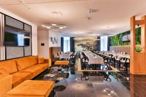 科托尔Hotel Boka的一间带沙发和桌椅的餐厅