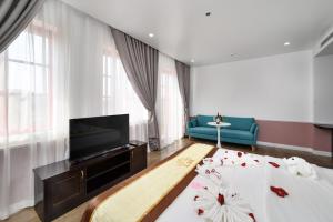 富国Harry Phu Quoc Hotel 3的客厅配有床和平面电视