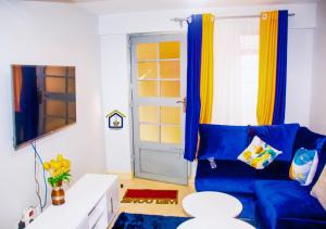 OthayaOthaya Hideout的客厅设有蓝色的沙发和门。