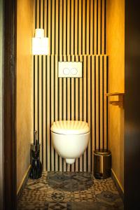 布洛涅-比扬古Appart with Garden - 15 min from Eiffel Tower的一间位于客房内的白色卫生间的浴室