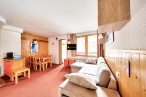 拉普拉尼马孔Résidence Plagne Lauze - maeva Home - Appartement 3 pièces 6 personnes - S 674的客厅配有沙发和桌子