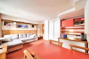 拉普拉尼马孔Résidence Plagne Lauze - maeva Home - Appartement 3 pièces 6 personnes - S 674的客厅配有沙发和桌子