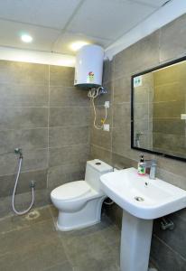 诺伊达Hotel Red York By Byob Hotels的一间带卫生间和水槽的浴室
