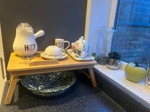 北安普敦Spencer bridge Rooms by AFL的茶壶和其他物品的桌子