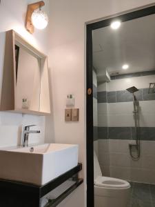 岘港ENJOY HOME的一间带水槽、卫生间和淋浴的浴室