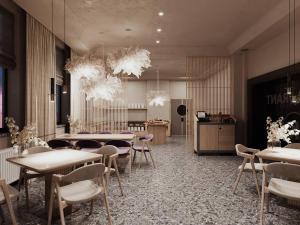 布克维Premium hotel & SPA的用餐室配有桌椅和吊灯。