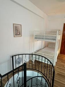萨莫色雷斯Maro's house的客房设有两张双层床和螺旋楼梯。