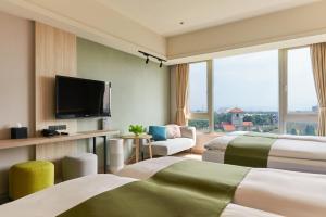 龙潭 渴望会馆 的酒店客房设有两张床和一台平面电视。