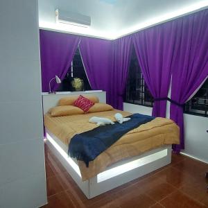 贡布Villa Tropica的紫色卧室,床上有两只填充动物