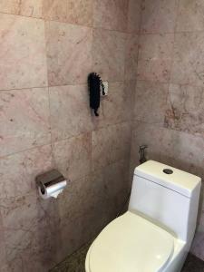 金边金边时代酒店的一间带卫生间的浴室和墙上的一部电话