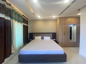 NetarhātHotel Ravi And Shashi的一间卧室,卧室内配有一张大床