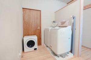 气仙沼市Dormitory SLOW HOUSE Kesennuma- Vacation STAY 30914v的洗衣房配有洗衣机和洗衣机