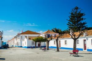 科武港Casa Sol e Areia Villa Eira Nova的白色建筑城镇的街道