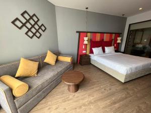潘切APEC MANDALA CDT - Resort的酒店客房,配有床和沙发