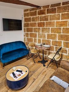 蒙彼利埃Le Chapeau Rouge - Centre Historique - Corum的带沙发和砖墙的客厅