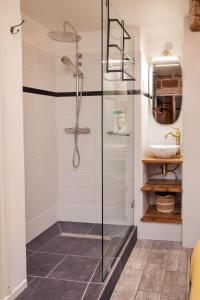 蒙彼利埃Le Chapeau Rouge - Centre Historique - Corum的一间带玻璃淋浴间和水槽的浴室