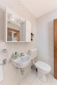 卡姆尼克米利威赫住宿加早餐旅馆的白色的浴室设有卫生间和水槽。