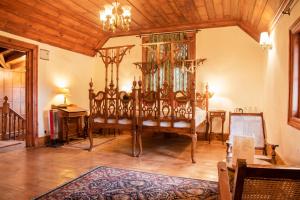 西姆拉Shimla British Resort的一间卧室,卧室内配有一张大床