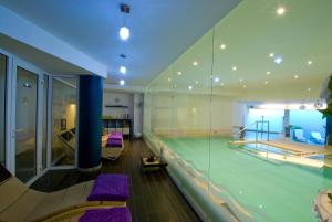 加尔达湖滨皇家酒店的一座带紫色椅子的游泳池