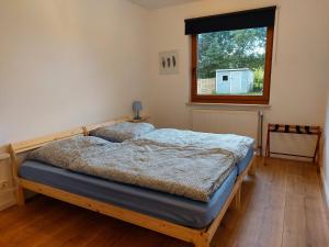 Ferienwohnung am Wald的一间卧室设有一张床和一个窗口