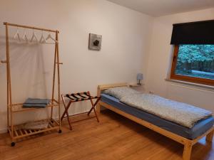 Ferienwohnung am Wald的一间卧室配有一张床,铺有木地板