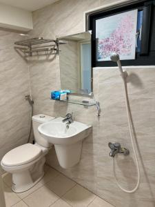 台中市樂萄萄逢甲的浴室配有卫生间、盥洗盆和淋浴。