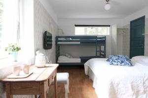 奇维克阿格达隆德住宿加早餐酒店的一间卧室配有两张床、一张桌子和一张双层床。