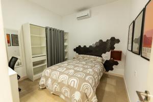 塞维利亚Lemon House Share and Enjoy的一间卧室配有一张棕色和白色的被子的床