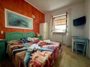 Roca VecchiaPoesia del Salento的一间卧室配有带毛巾的床