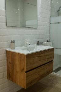 塞维利亚Lemon House Share and Enjoy的一间带水槽和镜子的浴室