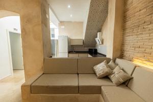 塞维利亚Lemon House Share and Enjoy的带沙发和砖墙的客厅