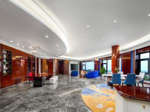新余新余华侨豪生大酒店的大堂设有蓝色的椅子和桌子
