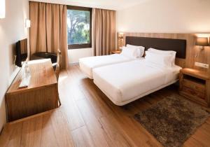 里乌德洛茨·德拉塞尔布拉瓦伊甸园酒店的酒店客房配有两张床和一张书桌