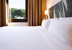 里乌德洛茨·德拉塞尔布拉瓦伊甸园酒店的配有窗户的酒店客房内的2张白色床