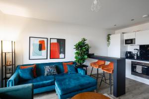 伦敦Charming 1-Bed Apartment in London的客厅配有蓝色的沙发和台面