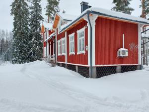艾赫泰里Inhan Kartano的一座红色的房子,地面上积雪