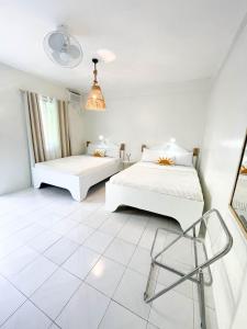 长滩岛Caleo Boracay Island Station 3的白色客房 - 带两张床和椅子