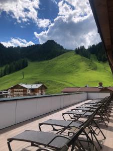 扎奥岑湖FIRSTpeak Zauchensee的绿色山丘屋顶上的一排椅子
