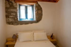 伊罗达Pappou's Traditional Cottage at Epano Elounda的一间卧室设有一张床和一个窗口