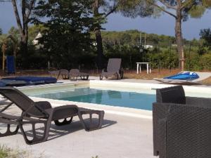 马丁纳弗兰卡Antica Storia的游泳池旁设有椅子和桌子
