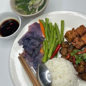 胡志明市Home Tea An Yên Dorm的饭,肉和蔬菜的盘子