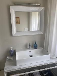 维亚雷焦Endless Summer的浴室设有白色水槽和镜子
