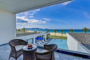 岘港Golden Beachside Resort Danang的海景别墅