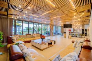 岘港Golden Beachside Resort Danang的带沙发和桌子的大客厅